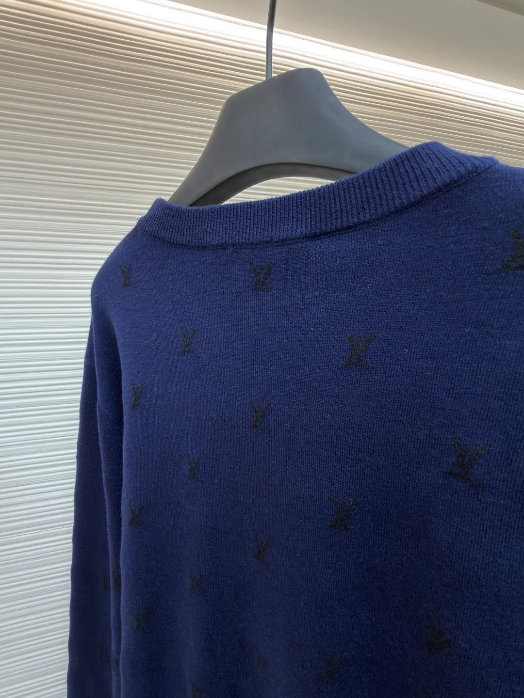 LOUIS VUITTON animal embroidered wool crew neck sweater ●Original version: purchased and developed by 18025 ●Item number: 1682089-B05 ●Fabric: wool blended fabric ●Technology: knitted embroidery production ●Color: navy blue ●Version: fitted version ●Weight: about 590 grams ●Size: XS-S-M-L ●Description: This Louis Vuitton navy blue sweater is made of ultra-fine merino wool blended yarn and is knitted by worsted knitting technology. It uses 16-needle high-density plain knitting technology to give the fabric a silky delicate touch and matte texture. The base of the body is also woven with a mini Monogram pattern using a same-color dark jacquard technology. The pattern is low-key and naturally blends with the wool texture. The decorative details embellished on the body are made of hand-made beading and metal veneer inlays. The veneer is aged by electroplating and enamel color-filled. Every decoration is hand-positioned and sewn by craftsmen to ensure firmness and a beautiful arrangement. The round neckline adopts double-needle overlock knitting technology, which is not easy to deform and fits the neck. The side seams and hem of the body use seamless splicing technology to reduce friction when wearing. The overall stitching is even and fine, fully demonstrating the brand's exquisite craftsmanship and detail control in the field of knitted garments. The overall wiring is straight and delicate, the fabric is comfortable and soft, and the color is consistent without color difference. It can be matched with the same style to create a fashionable look and control various occasions. Customized accessories, complete with three standards, same style for men and women!